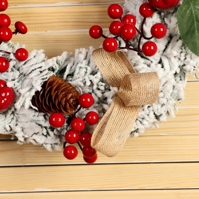 Венок новогодний d- 29 см  Венок новогодний d- 29 см "Уютная сказка" ягоды на веточках шишки снег