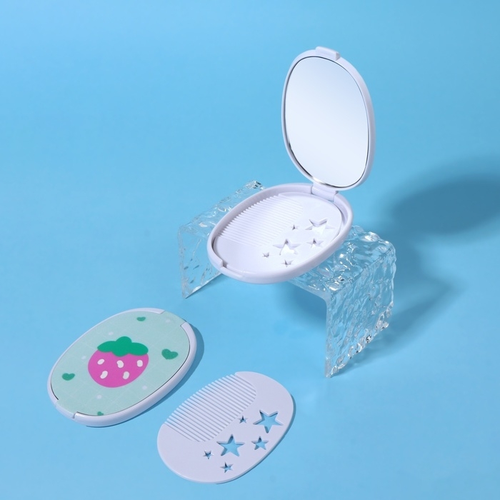 Зеркало складное «Клубника», с расчёской, 6,5 × 9,5 см Зеркало складное «Клубника», с расчёской, 6,5 × 9,5 см