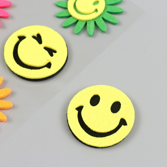 Наклейка фетр Наклейка фетр "Смайлы и цветочки" 21х12,3 см