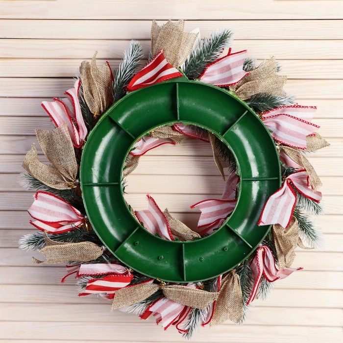 Венок новогодний d- 33 см  Венок новогодний d- 33 см "Уютная сказка" полосатые ленты и бежевые