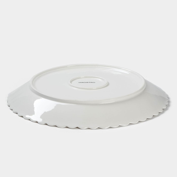 Тарелка фарфоровая обеденная Magistro «Цветок», d=25 см, цвет белый