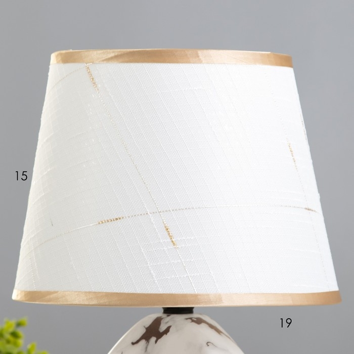 Настольная лампа Настольная лампа "Аморет" E14 40Вт белый-золото 20х20х30 см RISALUX