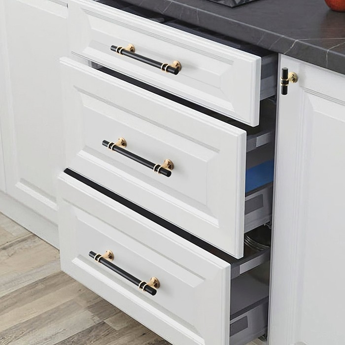 Ручка-рейлинг CAPPIO RSC003, м/о 96 мм, d=12 мм, цвет черный с золотом Ручка-рейлинг CAPPIO RSC003, м/о 96 мм, d=12 мм, цвет черный с золотом