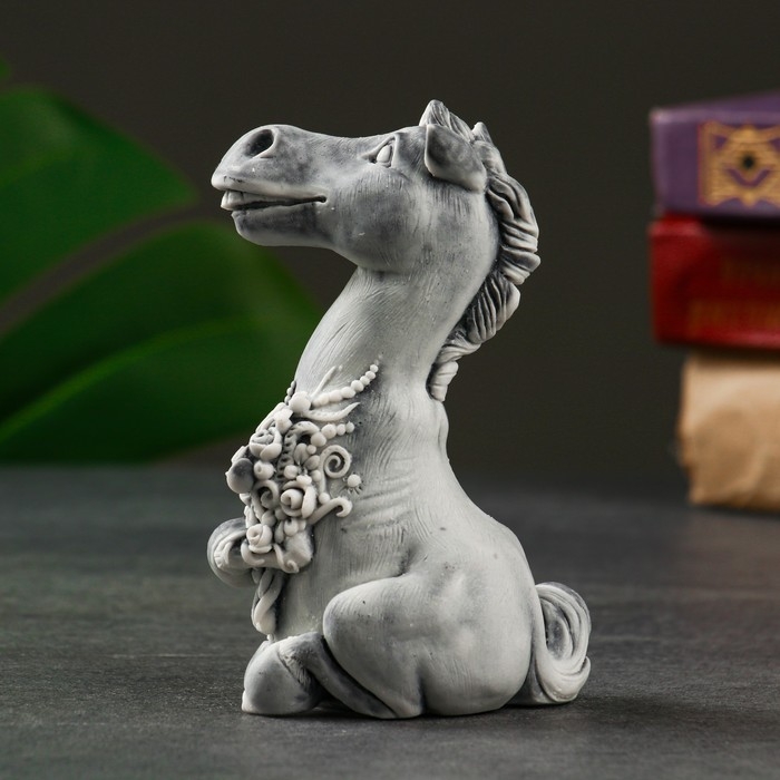 Сувенир Сувенир "Конь с букетом" 11,5см