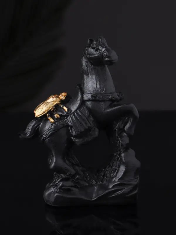 Фигура "Конь с мухой", 8х6х3 см, черный