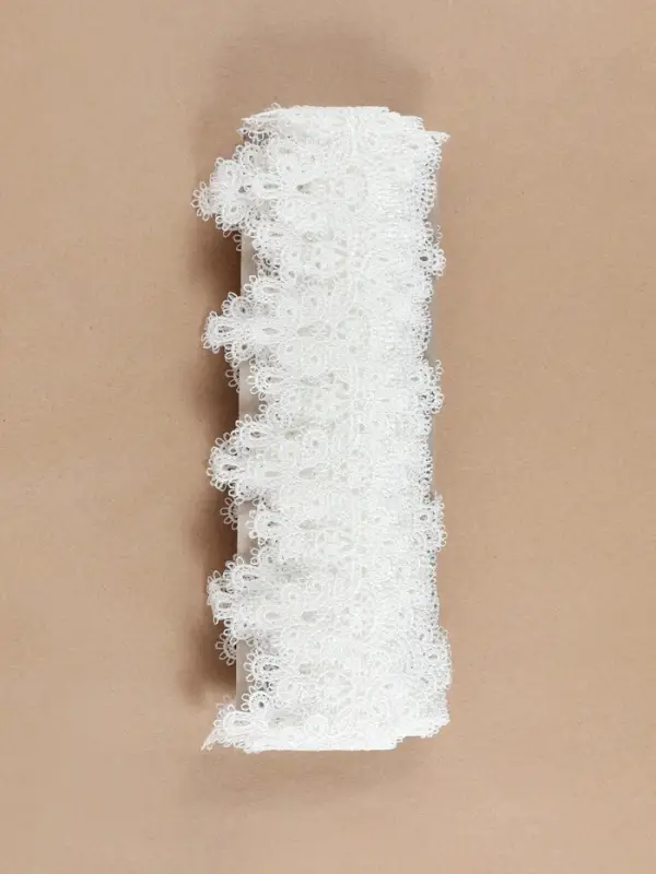 Кружево гипюровое, 55 мм, 6.8&plusmn;0.5 м, белое