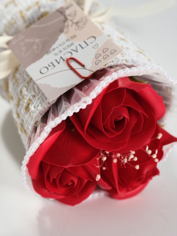 Букет из мыльных лепестков "Три розы с открыткой в коробке" красный 10,6х10,6х17 см