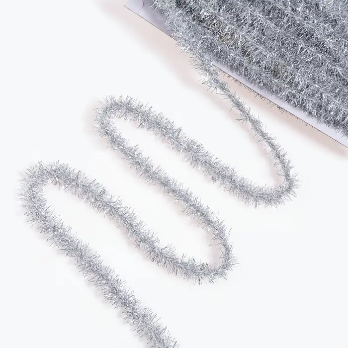 Тесьма в виде мишуры серебро 1,5 см, в упаковке 24,5 метров Тесьма в виде мишуры серебро 1,5 см, в упаковке 24,5 метров