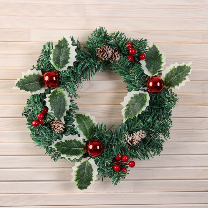 Венок новогодний d-30 см  Венок новогодний d-30 см "Лесной фестиваль" листья шары