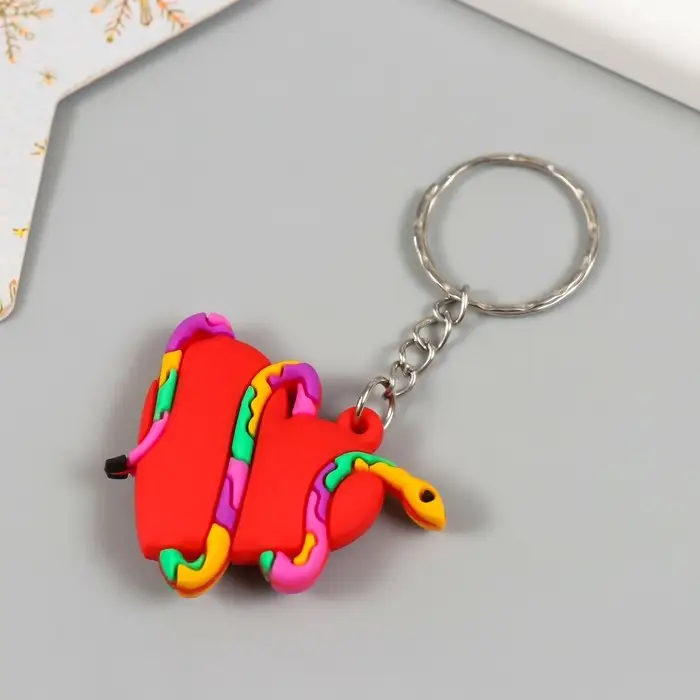 Брелок резина Брелок резина "Пятнистая змея обвивает сердце" 4х3,5 см