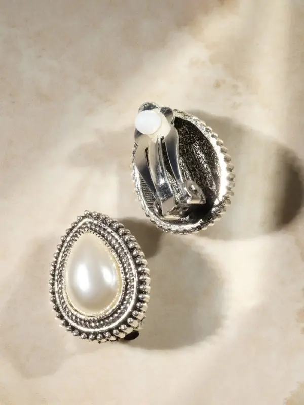 Клипсы &laquo;Грейс&raquo;, капля в огранке, белая в чернёном серебре