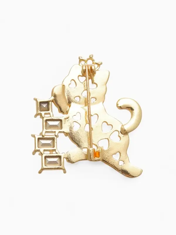 Брошь  Брошь "Кошечка" в короне, бело-розовая в золоте