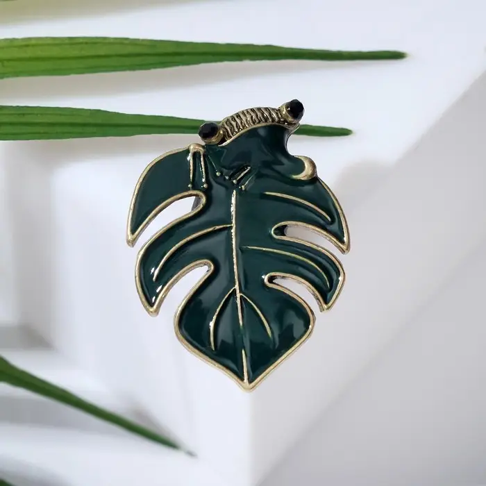 Брошь «Лягушка» за листом, цвет зелёный в чернёном золоте Брошь «Лягушка» за листом, цвет зелёный в чернёном золоте