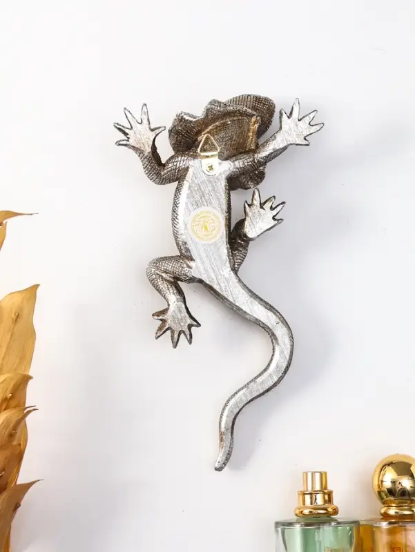 Панно интерьерное полистоун "Плащеносная ящерица" чернённое серебро 21х11,5х4,5 см