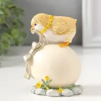 Сувенир полистоун "Цыплёнок завязывает подарочный бант на яйце" 11 см