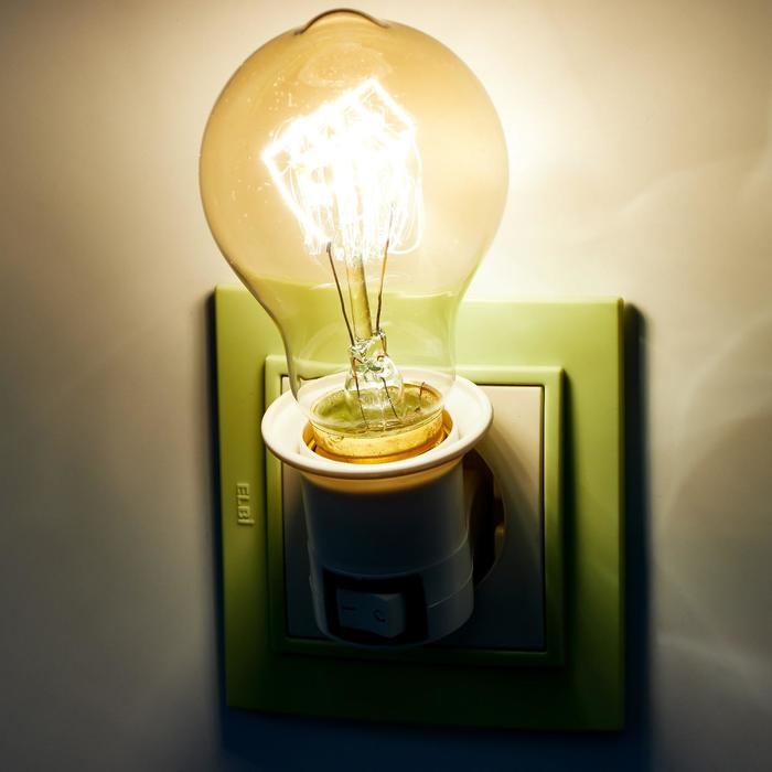 Светильник с выключателем в розетку Е27 40Вт белый 7х4,5х4,5 см Светильник с выключателем в розетку Е27 40Вт белый 7х4,5х4,5 см