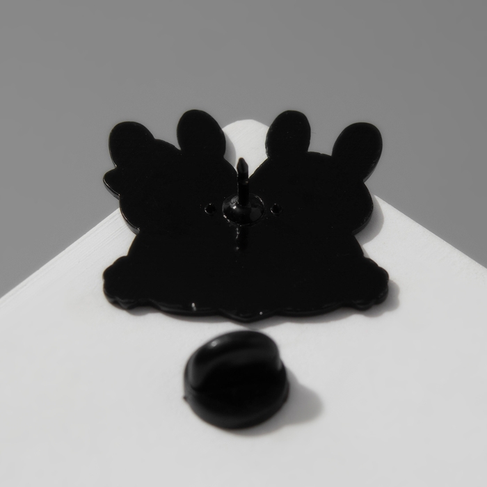 Значок Значок "Зайчики" влюблённые, цвет бело-розовый в чёрном металле