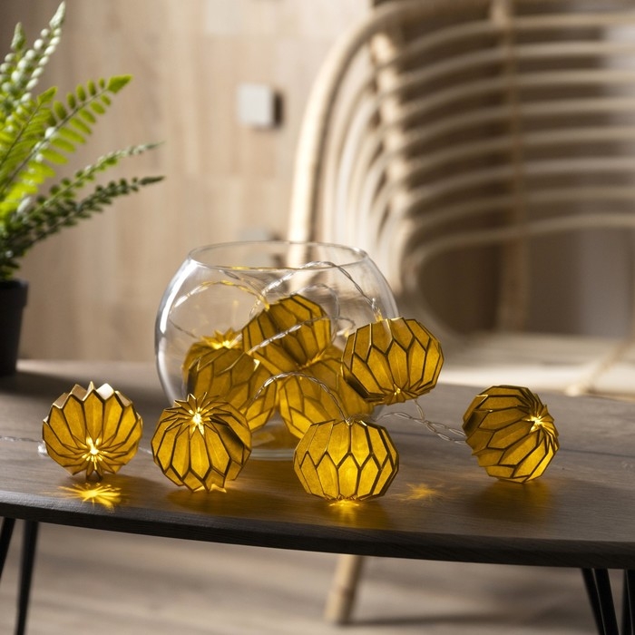 Гирлянда «Нить» 2 м с насадками «Серый фонарик», IP20, прозрачная нить, 10 LED, батарейки AAх2 (нет в комплекте), свечение тёплое белое Гирлянда «Нить» 2 м с насадками «Серый фонарик», IP20, прозрачная нить, 10 LED, батарейки AAх2 (нет в комплекте), свечение тёплое белое