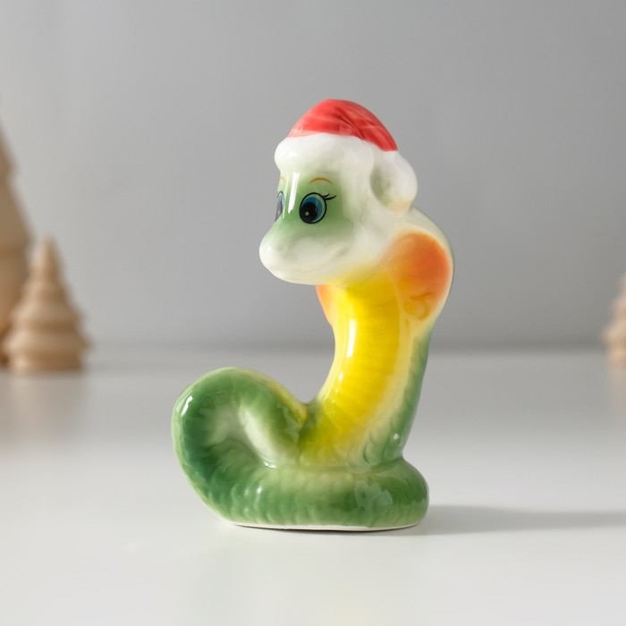Сувенир керамика Сувенир керамика "Зелёная кобра в новогоднем колпаке" 4х6х8 см