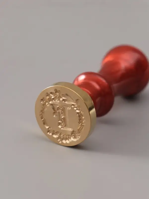 Печать для сургуча с пластиковой ручкой &laquo;Венок с буквой F&raquo;, 2.5&times;2.5&times;6.3 см