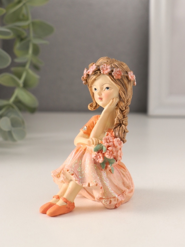 Сувенир полистоун Сувенир полистоун "Девочка с пышной косой, с букетиком" персиковый 7х4,5х8,5 см
