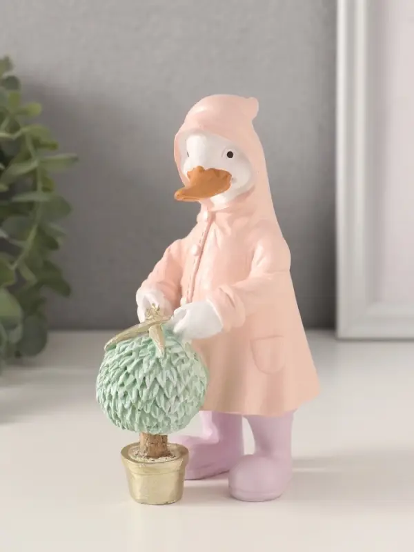 Фигурка полистоун &laquo;Утка в дождевике стрижёт цветок&raquo;, 9&times;6.5&times;14.5 см