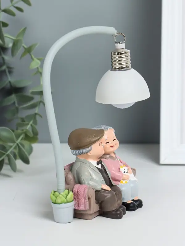 Фигурка светящаяся полистоун «Бабуля с дедулей на диванчике», 10×6×18 см Фигурка светящаяся полистоун «Бабуля с дедулей на диванчике», 10×6×18 см