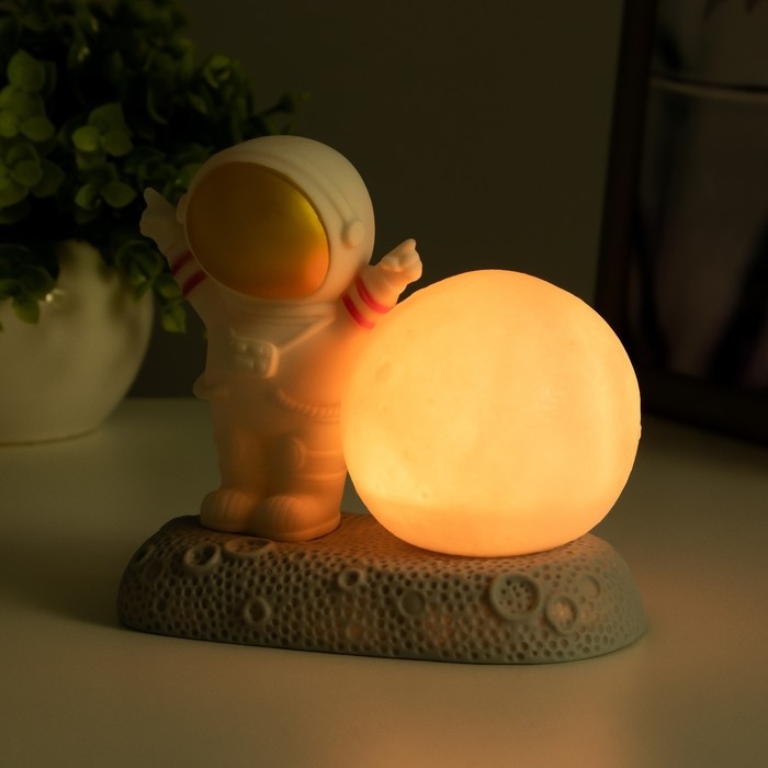 Ночник Ночник "Крутой космонавт" LED 2Вт RGB от батареек 3хLR44 бело-золотой 11х6х11 см RISALUX