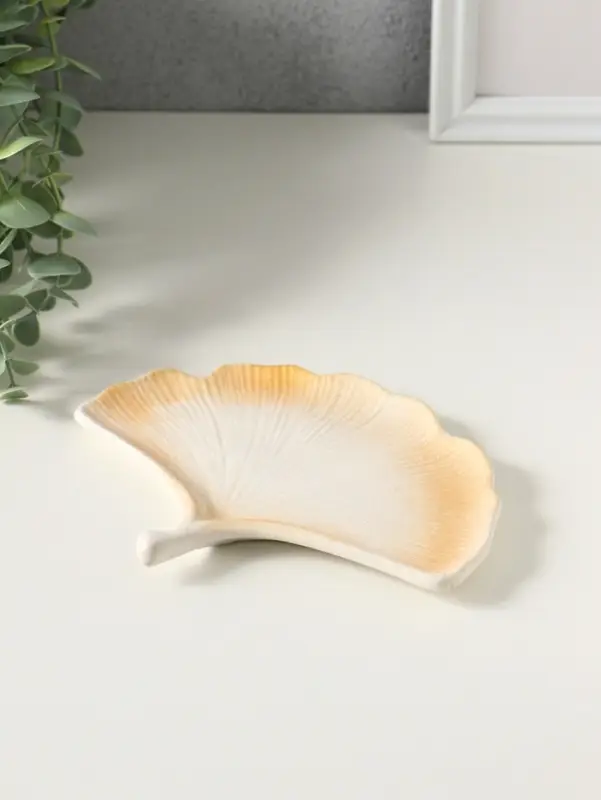 Подставка для мелочей &laquo;Листок&raquo;, 1&times;18&times;11 см, белая с позолотой