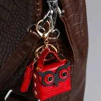 Брелок кожзам с карабином, с кистью "Сумочка. Сова" бордо 5,2х2,5х6 см Брелок кожзам с карабином, с кистью "Сумочка. Сова" бордо 5,2х2,5х6 см