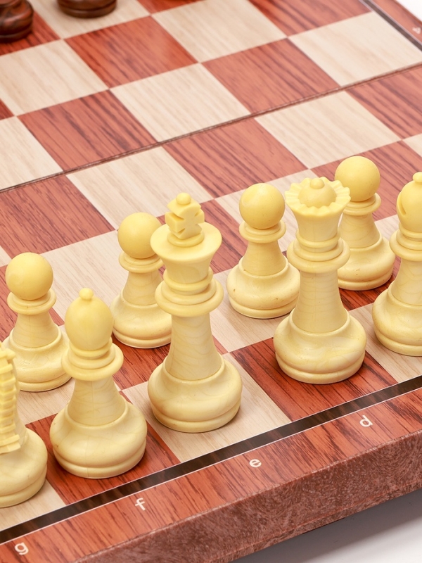 Шахматы 36 х 31 см, король h-7.2 см, пешка h-4 см Шахматы 36 х 31 см, король h-7.2 см, пешка h-4 см