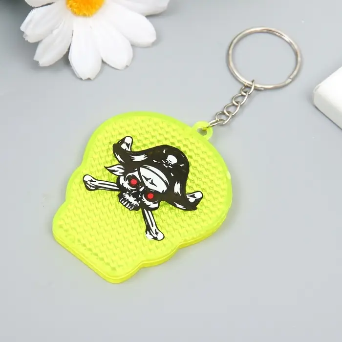Брелок для ключей на кольце &laquo;Череп пирата&raquo;, пластик, светоотражающий катафот, 5&times;5.5 см