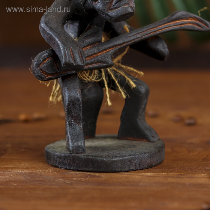 Сувенир дерево "Абориген-гитарист" 15 см