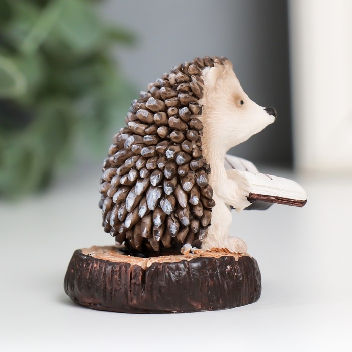 Сувенир полистоун  Сувенир полистоун "Ёжик на пенёчке - чтение" 5,2х4,3х4,6 см