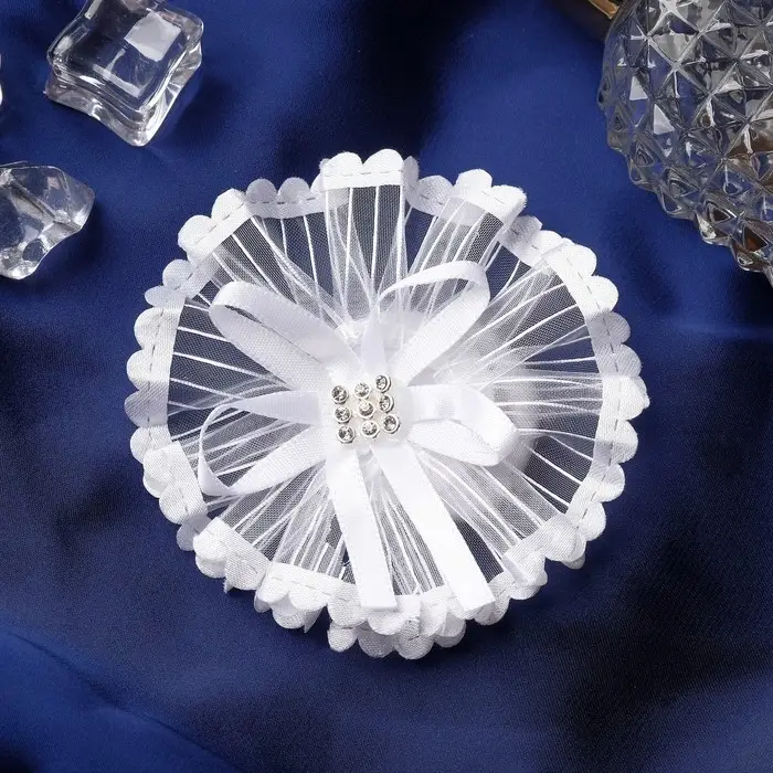 Резинка для волос бант «Школьница», лучики серединка блеск, d=7 см, белая