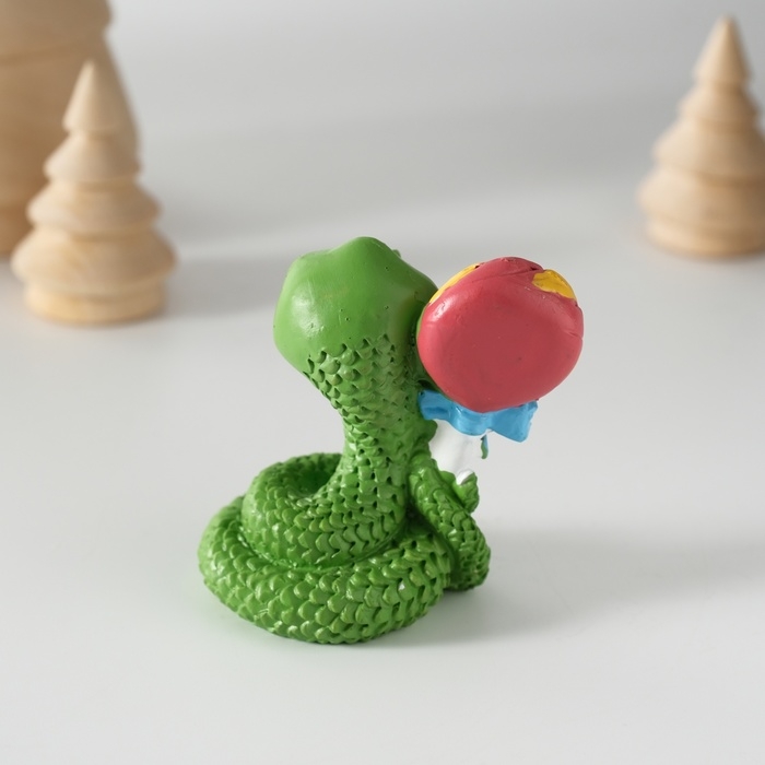 Сувенир полистоун Сувенир полистоун "Змей с леденцом" 4,2х5,8 см