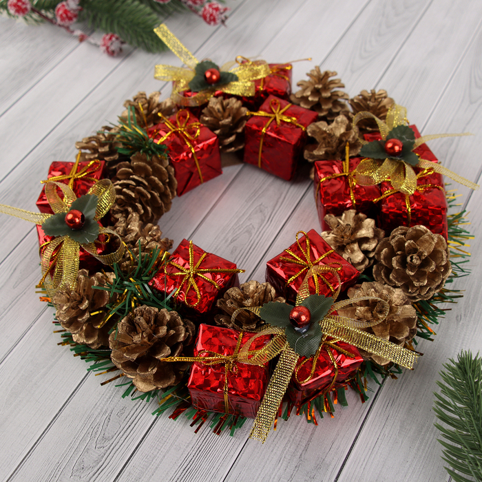 Венок новогодний d-22 см  Венок новогодний d-22 см "Шишки и красные подарки"