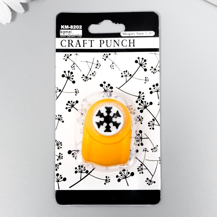 Фигурный дырокол д. 1,5 см снежинка 3,5*4*4 см МИКС Фигурный дырокол д. 1,5 см снежинка 3,5*4*4 см МИКС