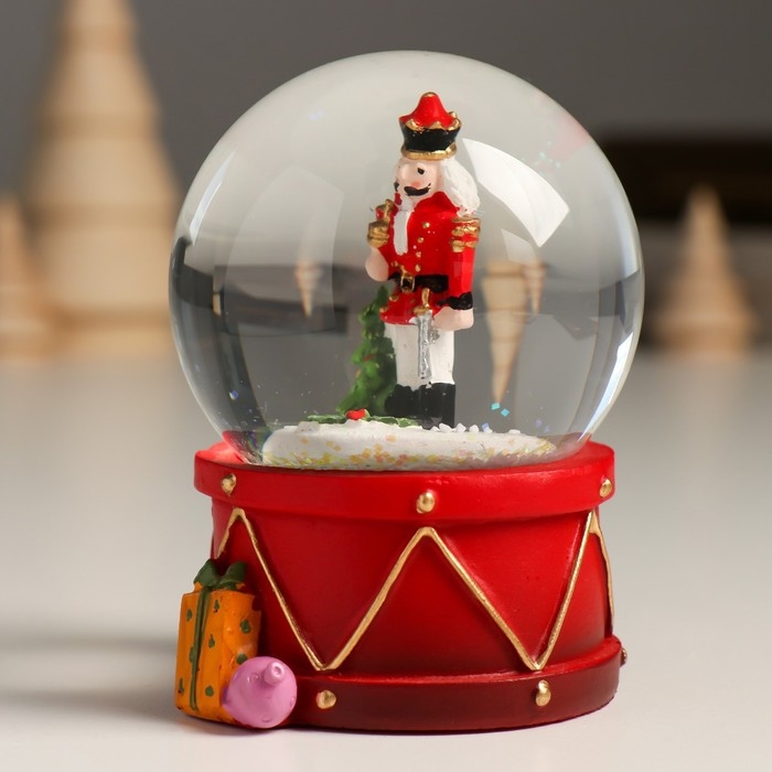 Сувенир полистоун водяной шар Сувенир полистоун водяной шар "Щелкунчик у ёлки" 7х8х9 см