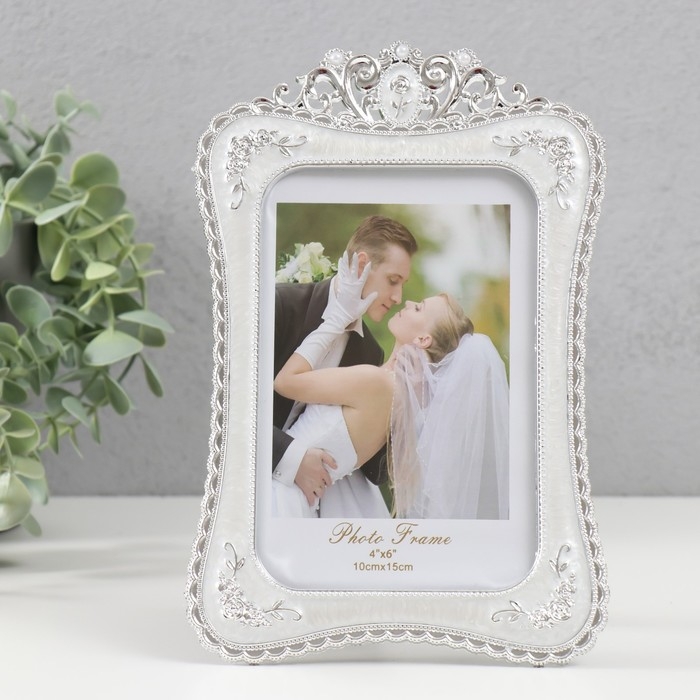 Фоторамка пластик под металл 10х15 см Фоторамка пластик под металл 10х15 см "Овал с розами" серебро и перламутр 21,5х14,3х0,8 см