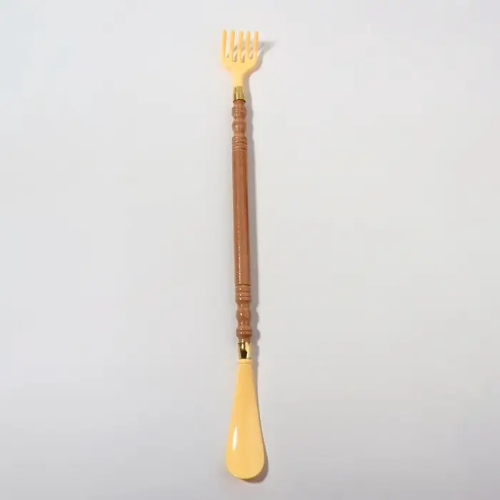 Массажёр - чесалка, универсальный, с ложкой, деревянный, 47&times;4&times;3 см, жёлтый