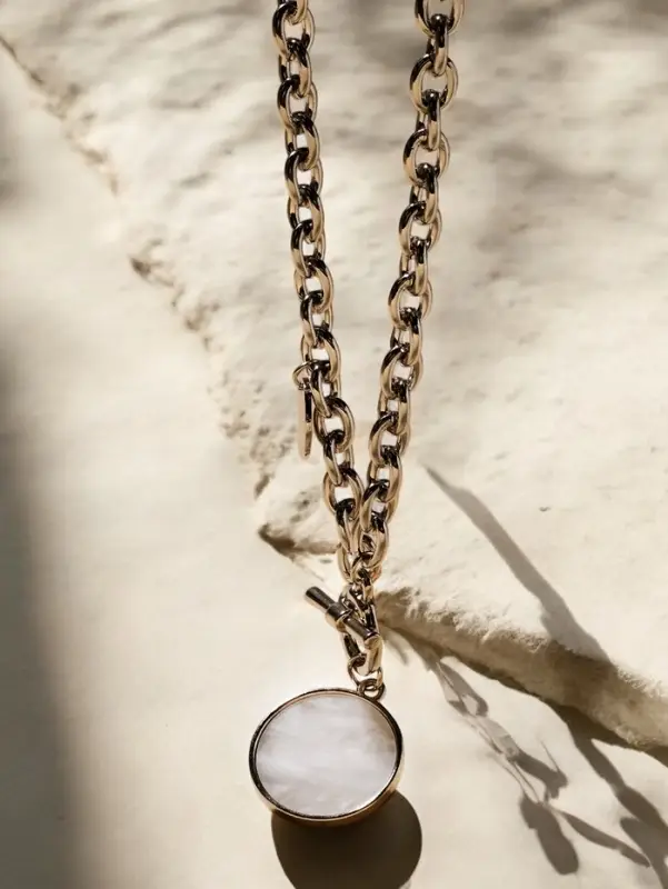 Кулон &laquo;Цепь&raquo;, перламутровый медальон, бежевый в серебре, 42 см
