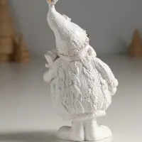 Фигура "Дед Мороз с подарком" 16х8,5х6,5 см, белый с позолотой