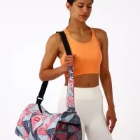 Сумка спортивная на молнии TEXTURA, боковой карман-сетка, регулируемый ремень, средний размер, красная