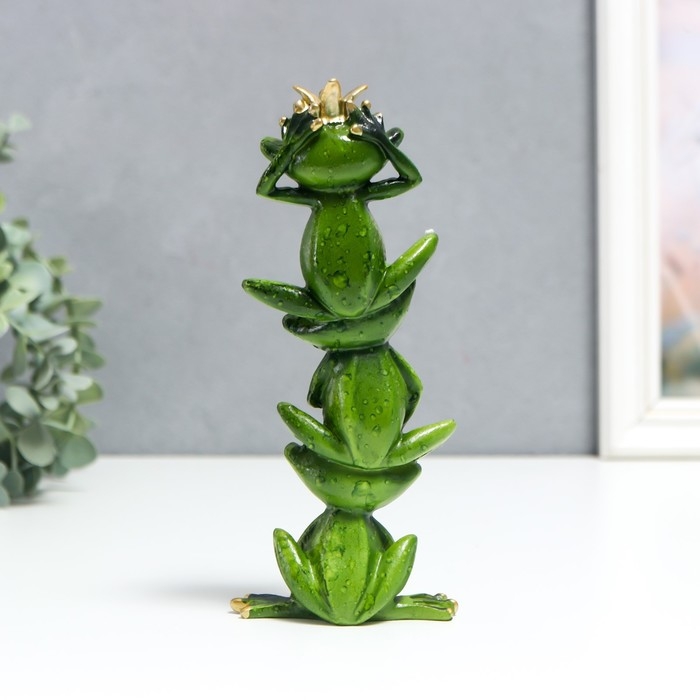 Сувенир полистоун лак Сувенир полистоун лак "Лягухи пирамида с короной - не вижу, не слышу, не скажу" 19х5х8 см