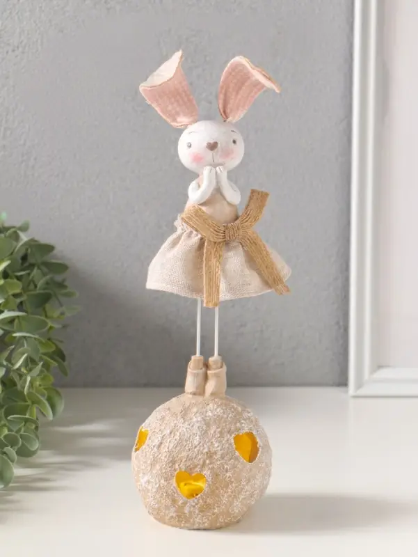 Сувенир полистоун свет "Зайка в льняном платье на шаре" 2хLR44 8,5х8,5х26 см