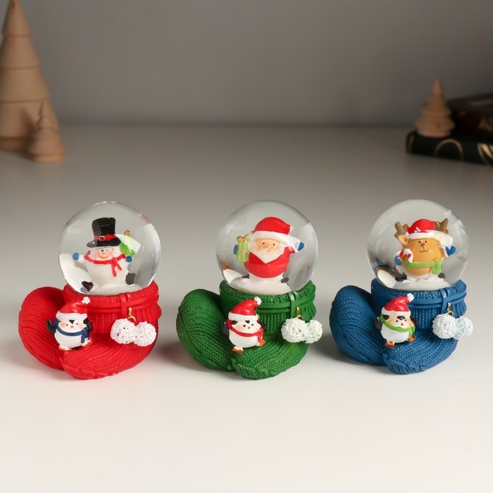 Сувенир полистоун водяной шар Сувенир полистоун водяной шар "Новогодний персонаж на варежке с пингвином" МИКС 5,5х6,2х7 см 10473