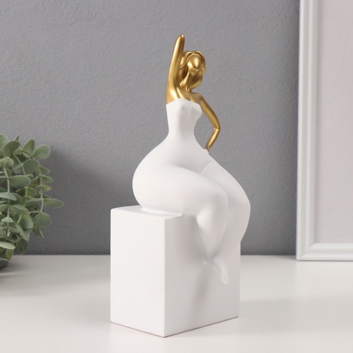 Сувенир полистоун  Сувенир полистоун "Девушка в белом комбинезоне" белый с золотом 9х9,5х26 см