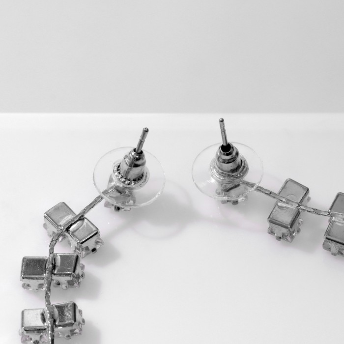 Серьги висячие со стразами «Гроздь» ромбы дуэт, цвет белый в серебре, 7 см