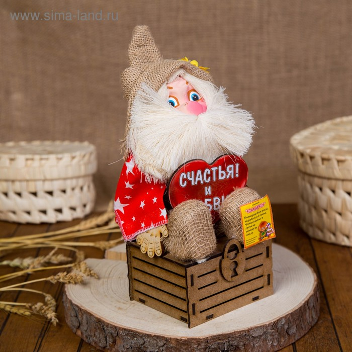 Оберег-домовой Оберег-домовой "Славуся в льняном колпаке, на сундуке с сердцем", средний, микс